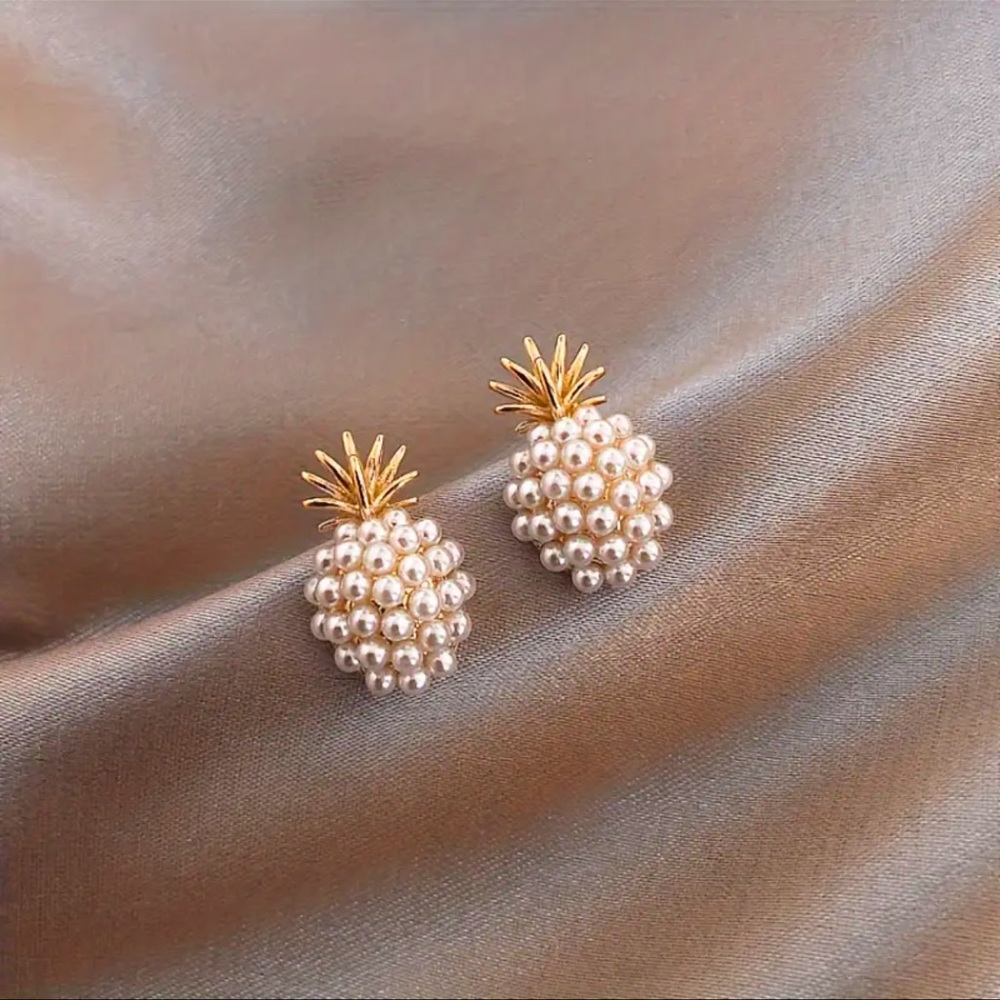 NWOT - Charming Gold and Cream Pineapple Stud Earrings - Picture 4 of 6